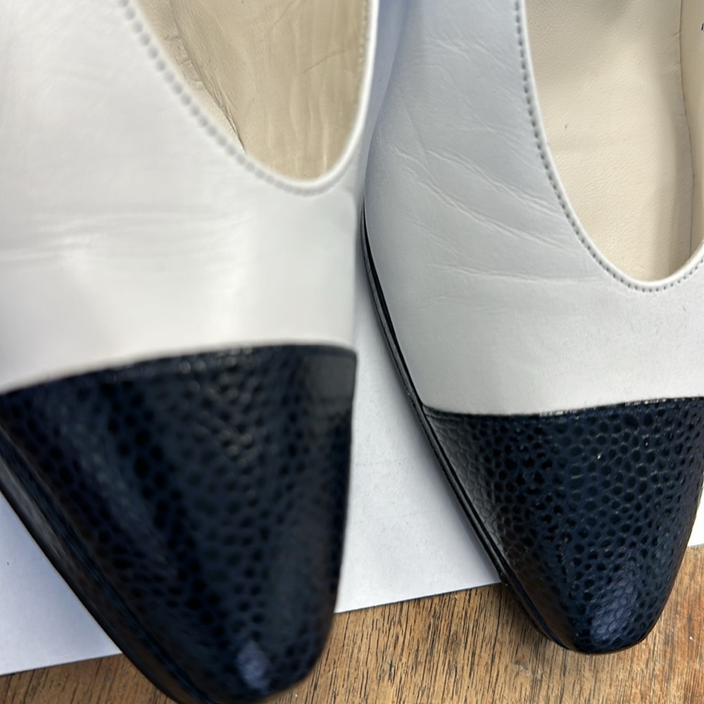 Stuart Weitzman - Picture 4 of 6